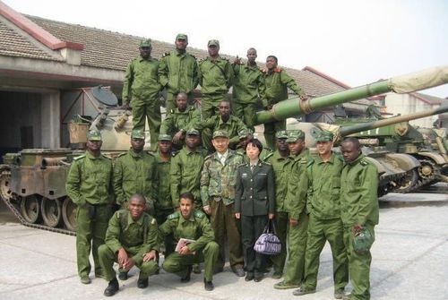 Các quân nhân một quốc gia châu Phi đang được đào tạo lái xe tăng ở Trung Quốc